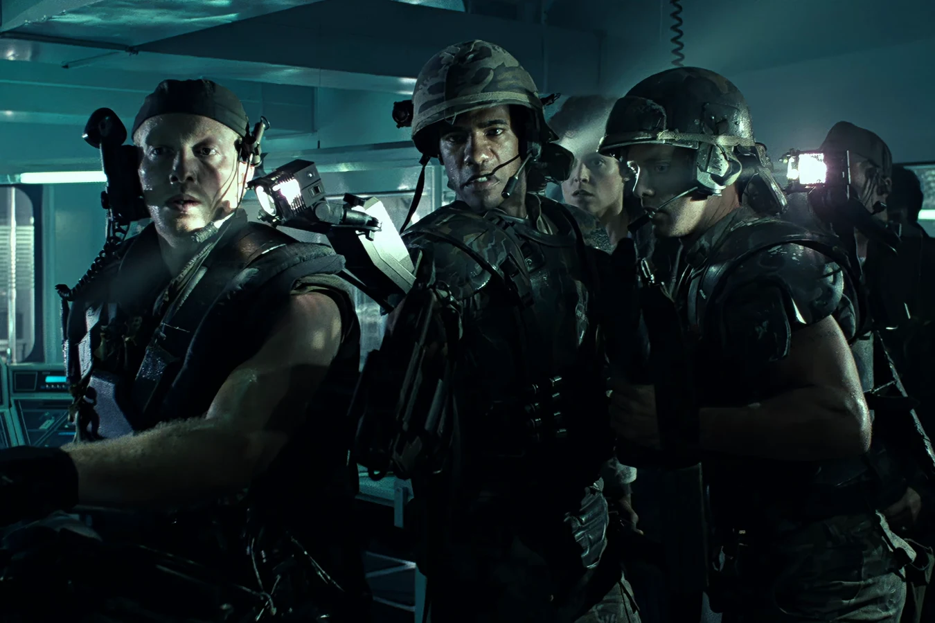 Frost in M3 armor and M10 helmet sweeping a Hadley's Hope corridor with Drake and Hicks in Aliens