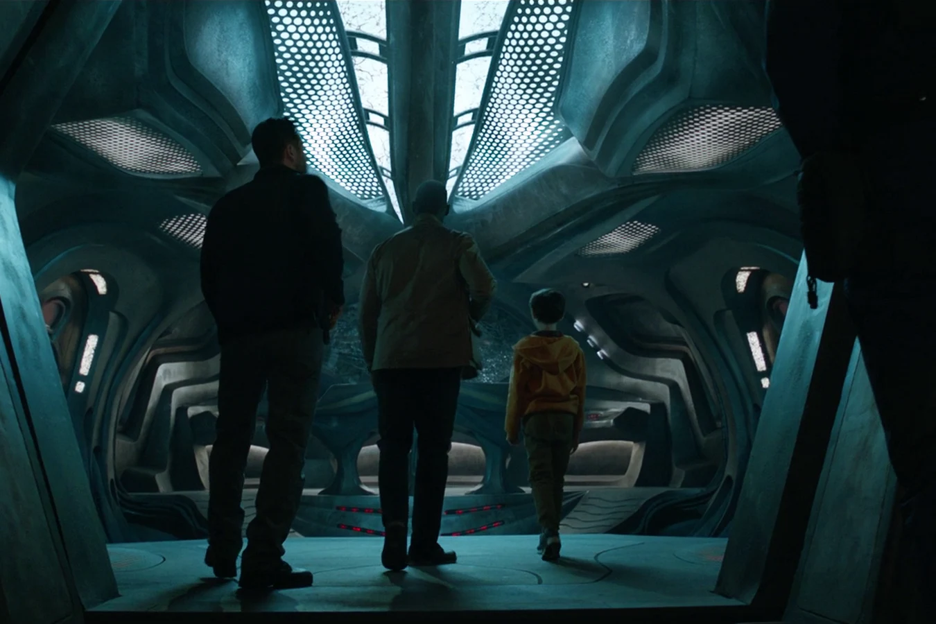 Rory McKenna at the crashed Predator ship with Traeger