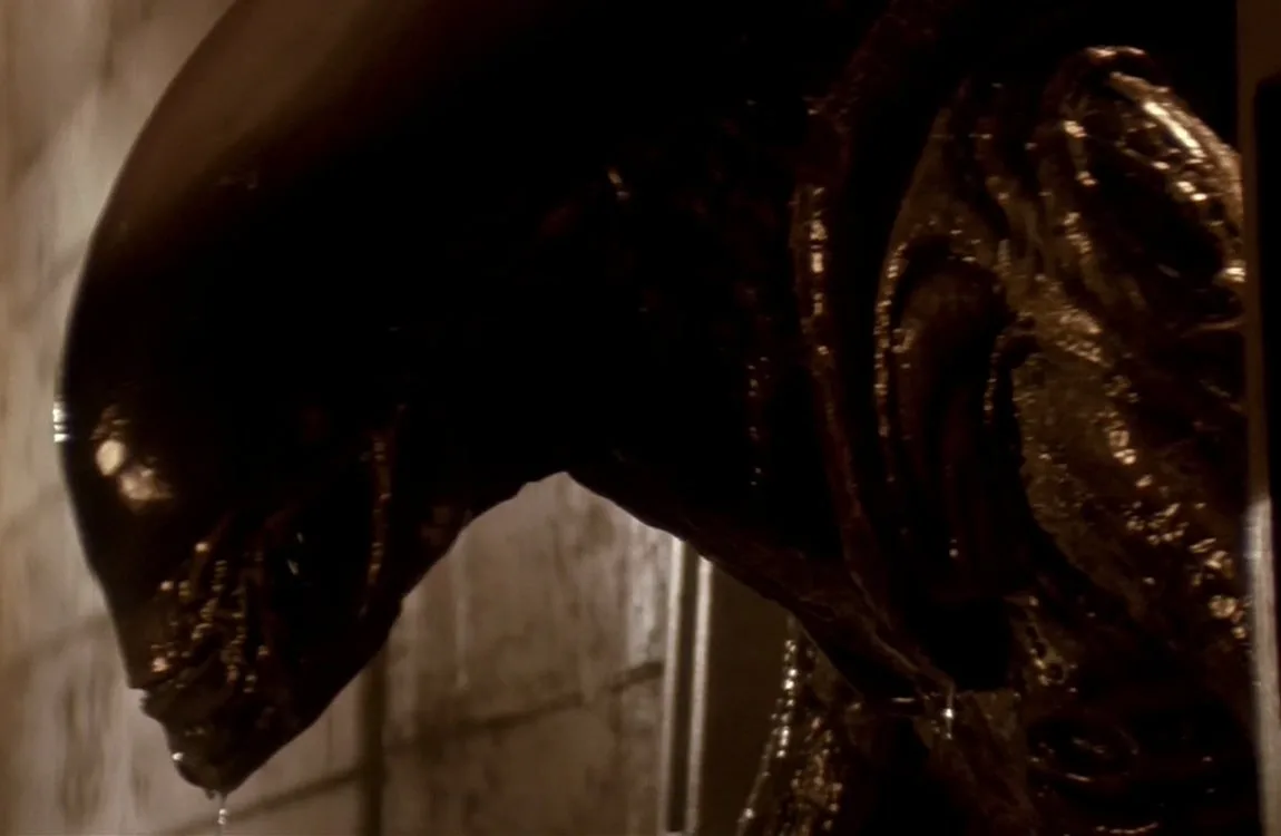 The Runner sprinting through the prison tunnels in Alien 3