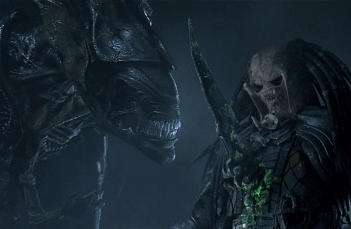 Scar Predator is stabbed by the Alien Queen