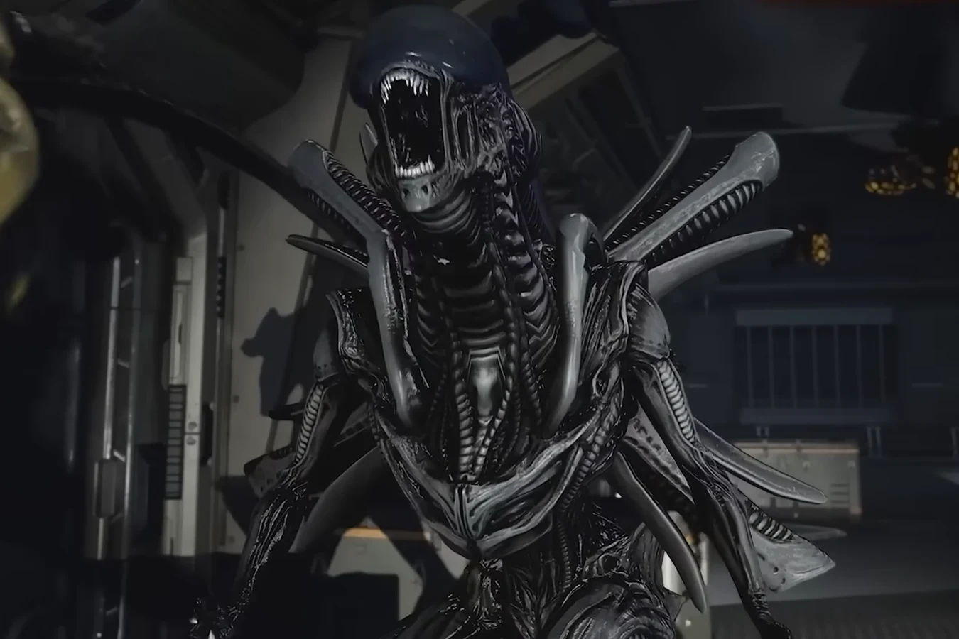 Siren Xenomorph screaming in a Weyland-Yutani industrial bay in Aliens Fireteam Elite 2