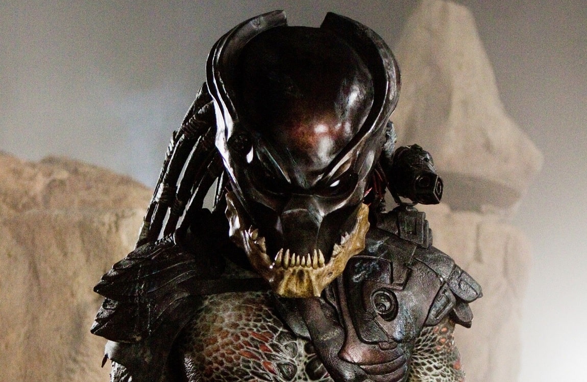 The Berserker Predator wearing a bio-mask decorated by a bone jaw
