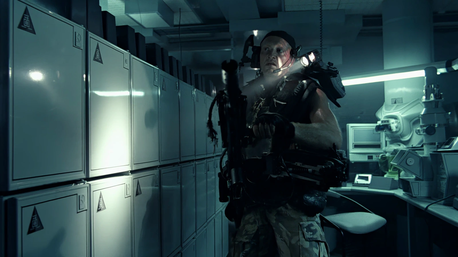 Drake with the M56 Smartgun in Aliens