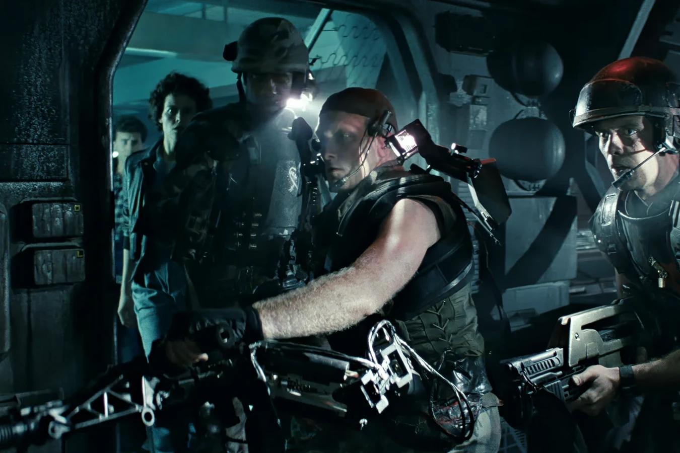 Drake in the M56 Smartgun harness with articulation arm and head-mounted sight in Aliens