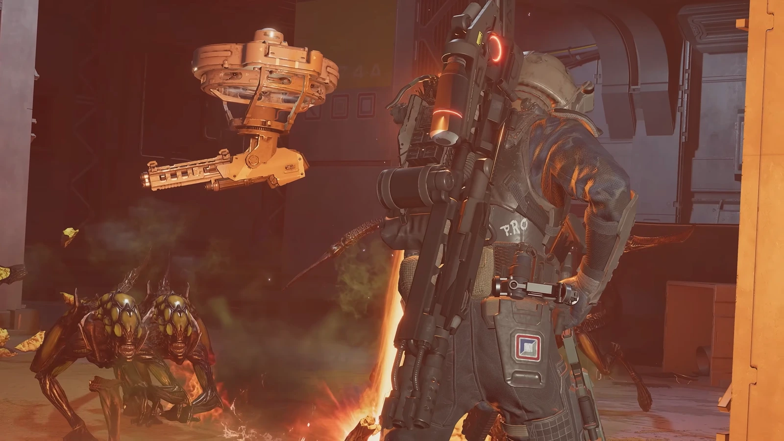 Specialist class Marine with a hovering turret fighting Xenomorphs in Aliens Fireteam Elite 2