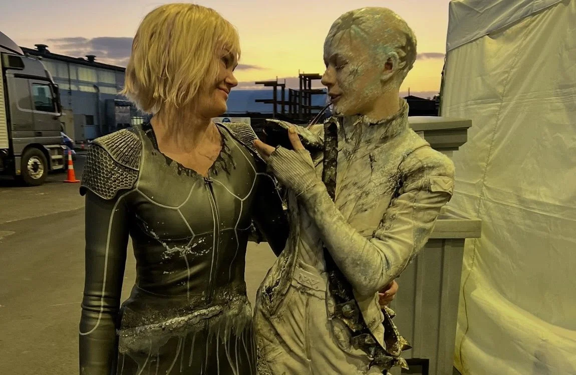 Elle Fanning as Thia and Tessa