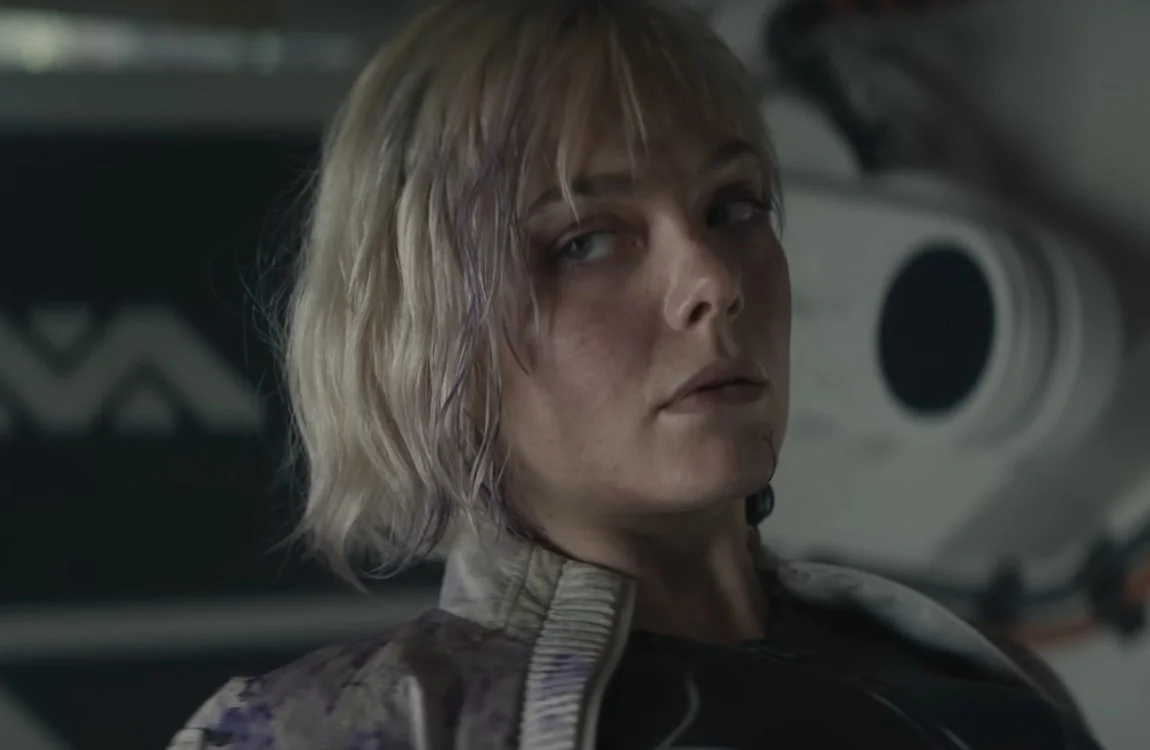Thia is played by Elle Fanning