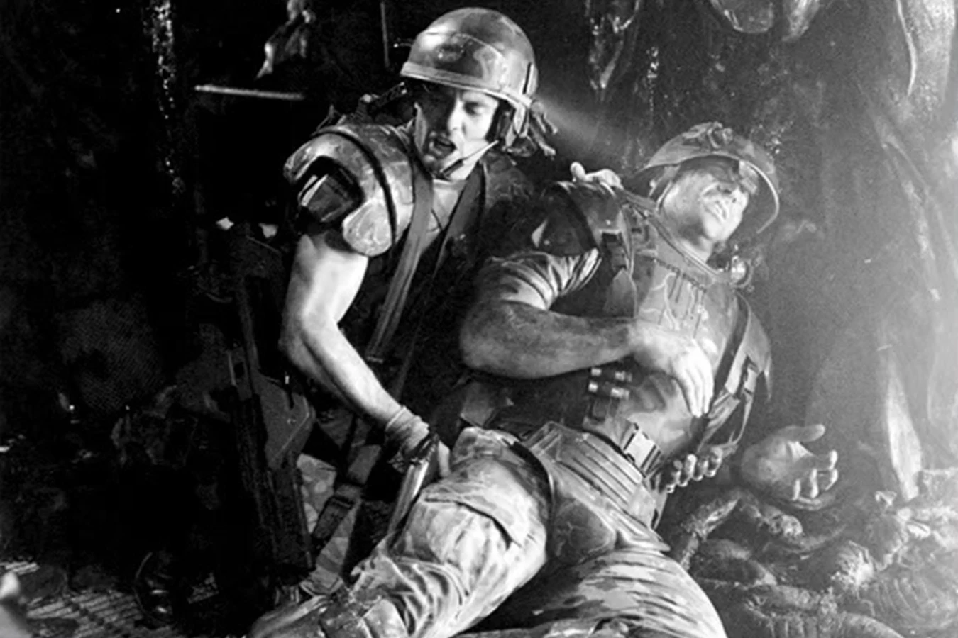 Hicks holding wounded Wierzbowski after the magazine cook-off in the Hadley's Hope hive in Aliens