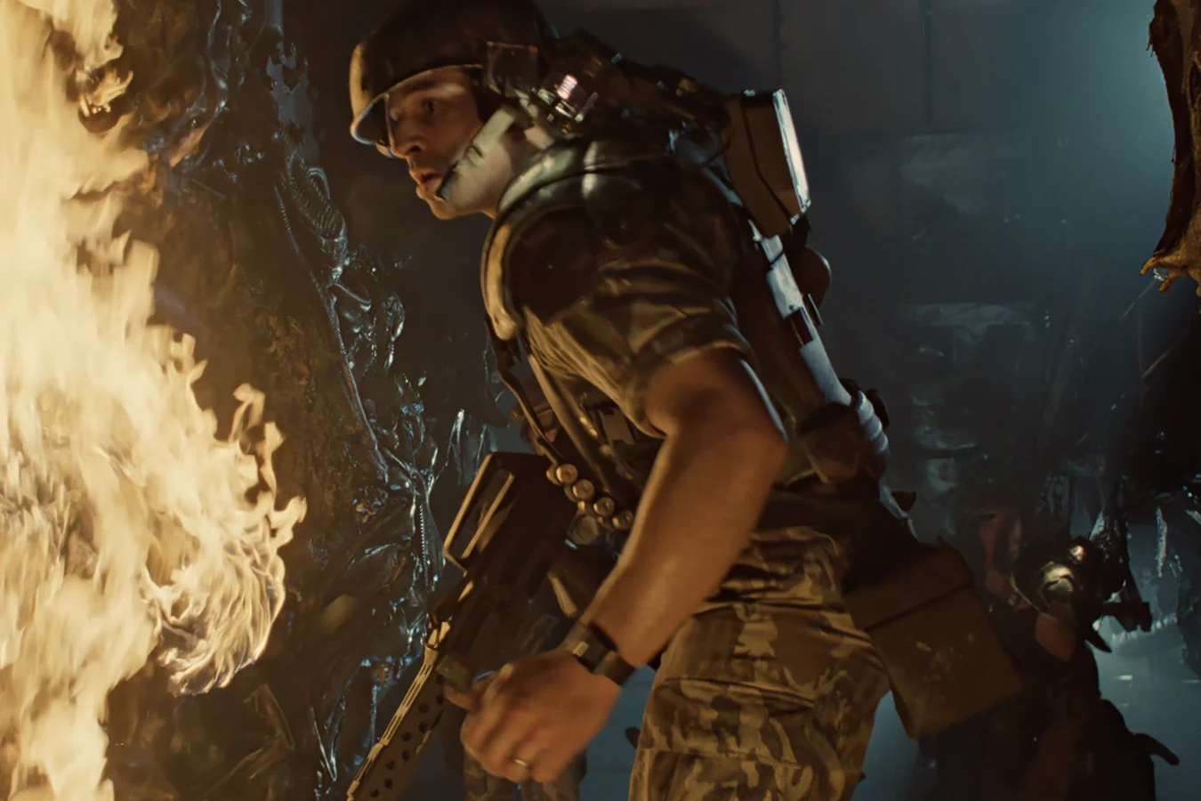 Private Wierzbowski holding an M240 flamethrower in the Hadley's Hope hive as flame lights the corridor