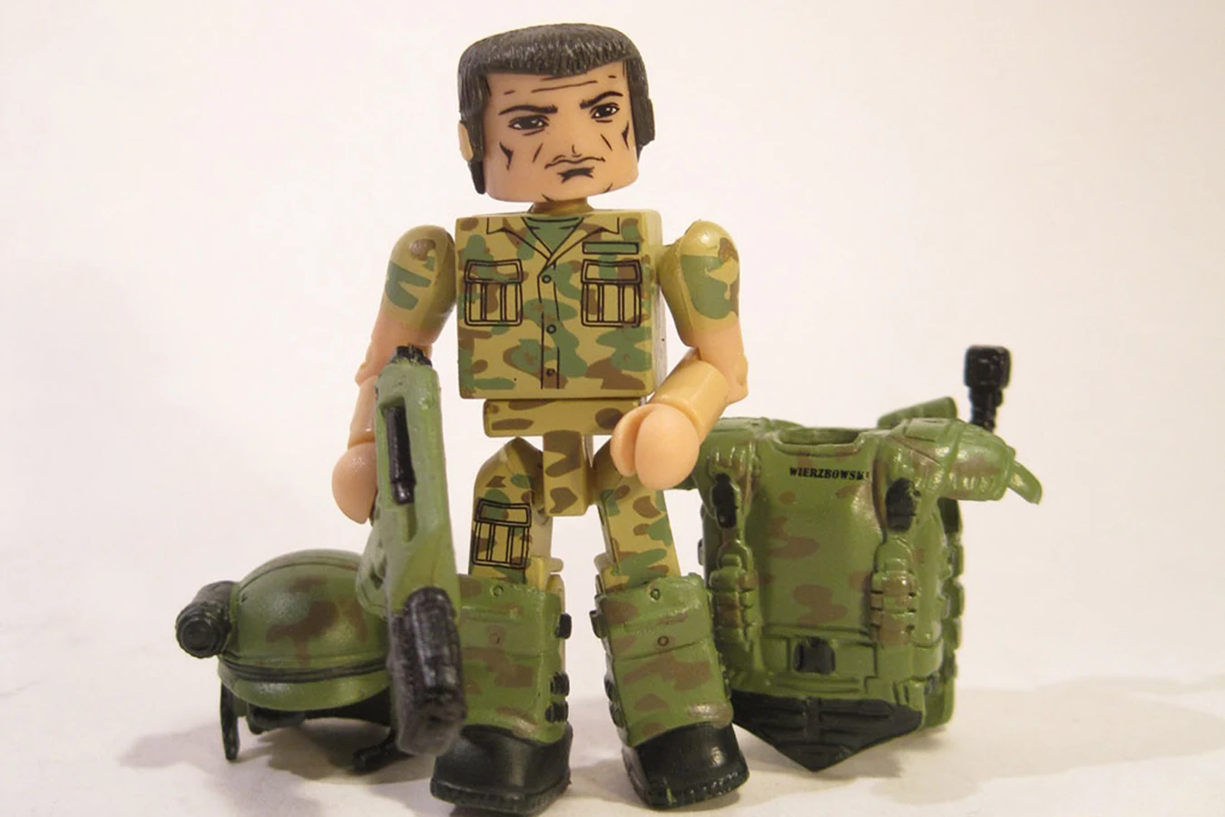 Diamond Select Aliens Minimate of Private Wierzbowski with a pulse rifle, helmet, and armor