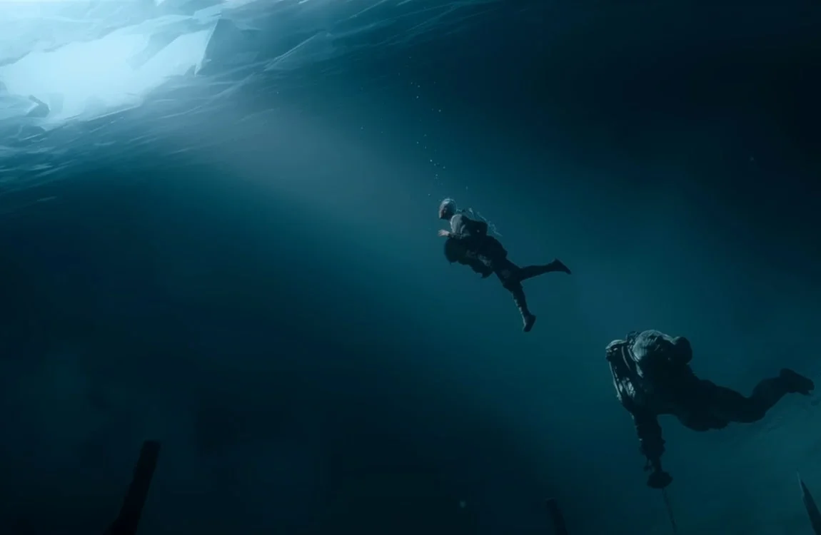 A female Viking fights the Yautja underwater