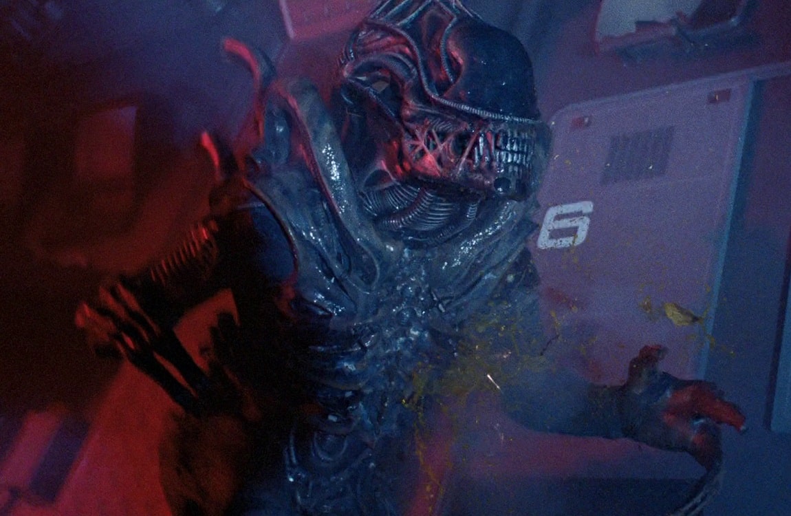 A Xenomorph Warrior shot by a Pulse Rifle bleeds acid