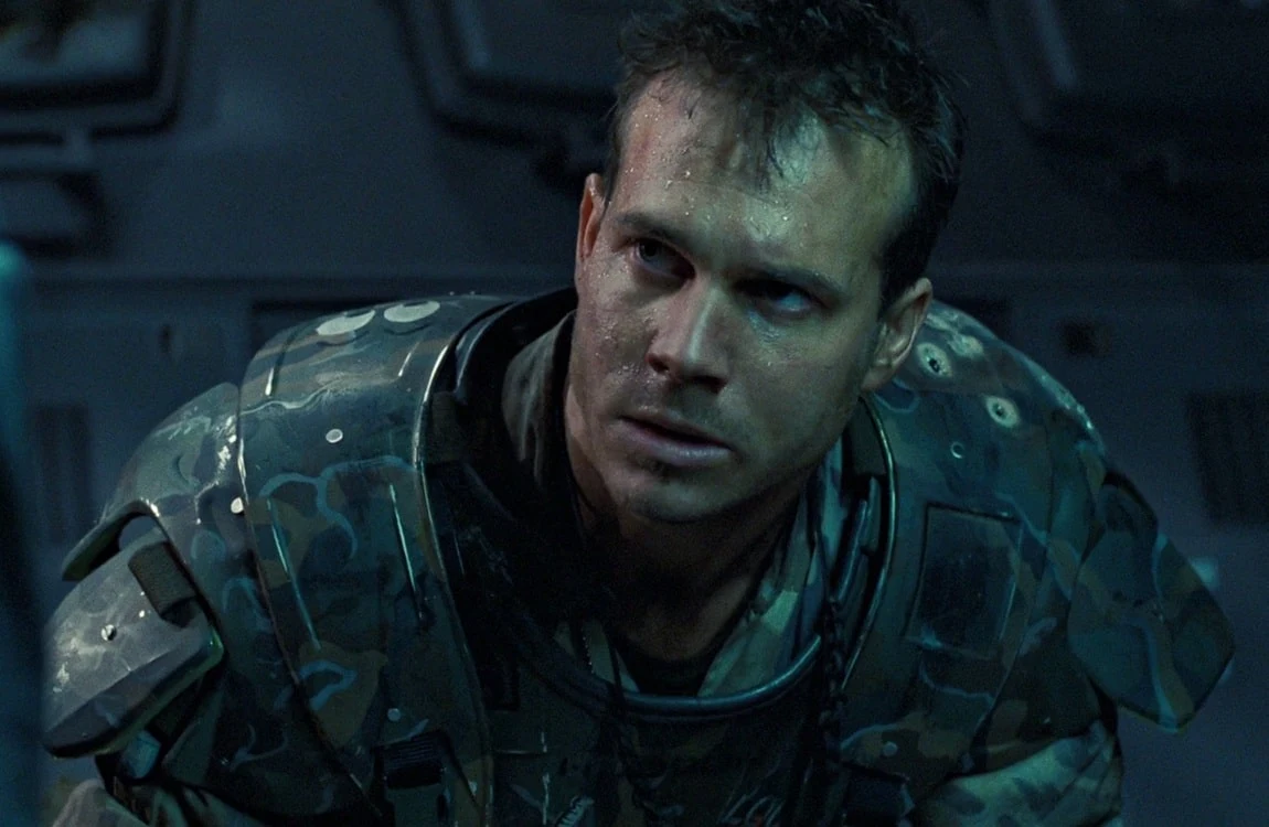 Hudson without a helmet during the Operations holdout in Aliens