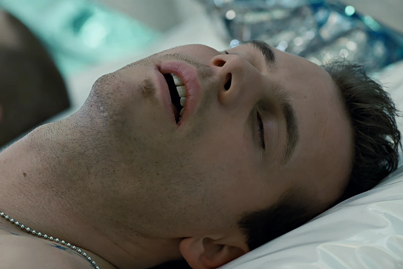 Hudson waking from hypersleep aboard the Sulaco in Aliens