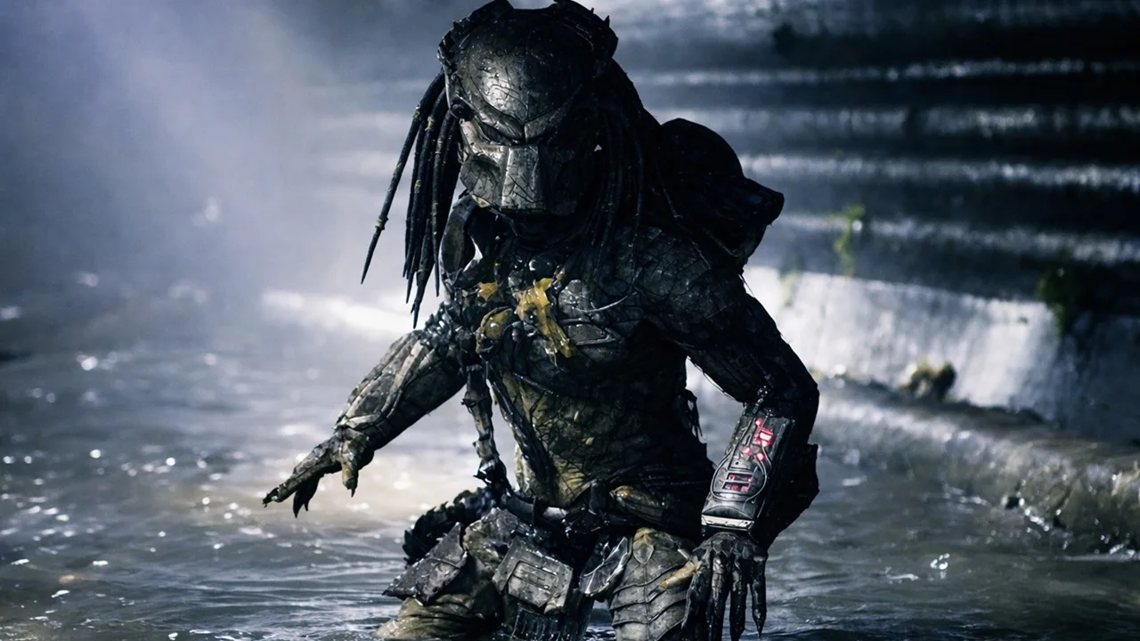 Wolf Predator kneeling in the sewers of Gunnison in Aliens vs. Predator: Requiem