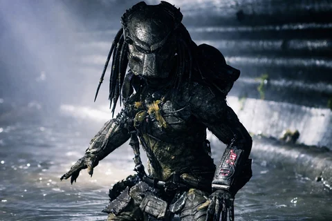 Wolf Predator kneeling in the sewers of Gunnison in Aliens vs. Predator: Requiem