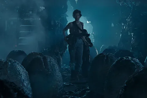 Ripley and Newt in the Alien hive surrounded by Xenomorph eggs