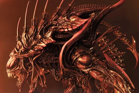 Close-up of the Rogue Xenomorph King statue with an elaborate head crest and spikes