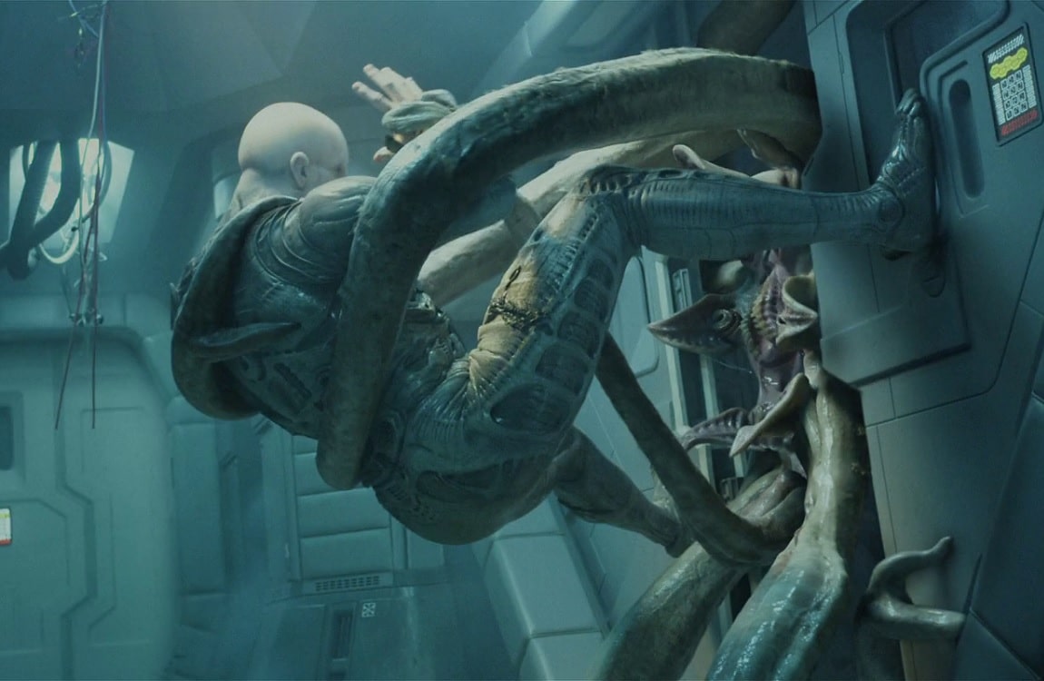 The Engineer fighting the Trilobite creature in Prometheus