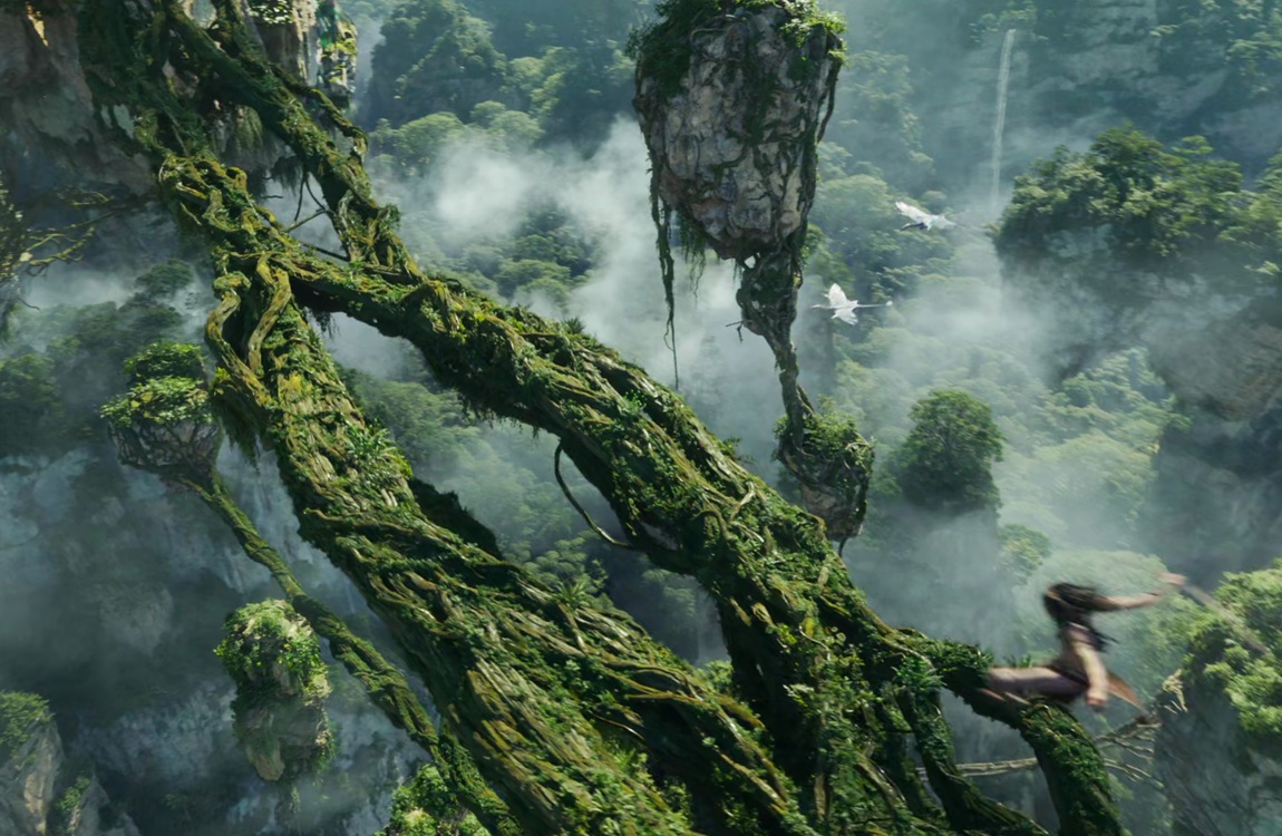 A Xenomorph Queen wounding a Na'vi