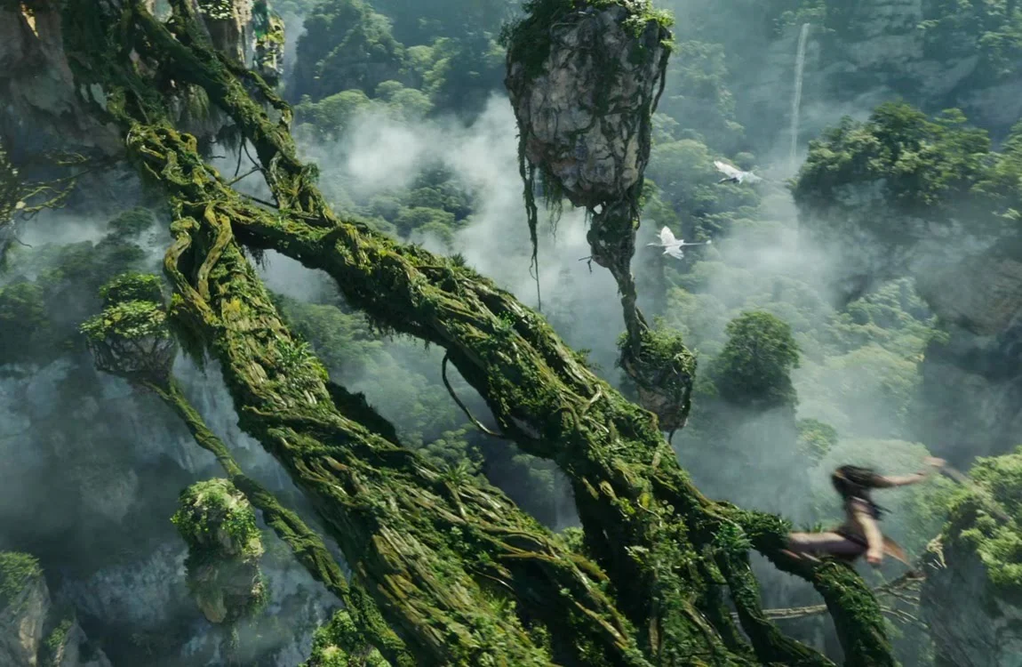 A Xenomorph Queen wounding a Na'vi