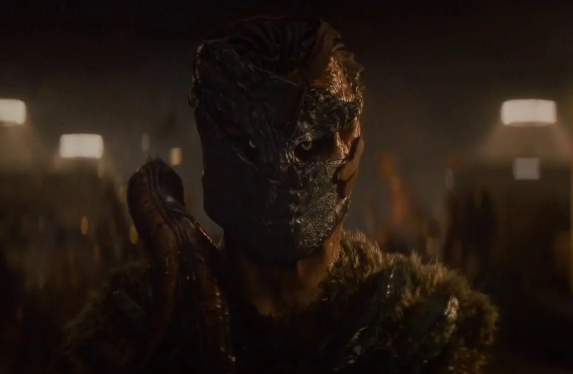 Dek Predator using organic armor in Predator: Badlands