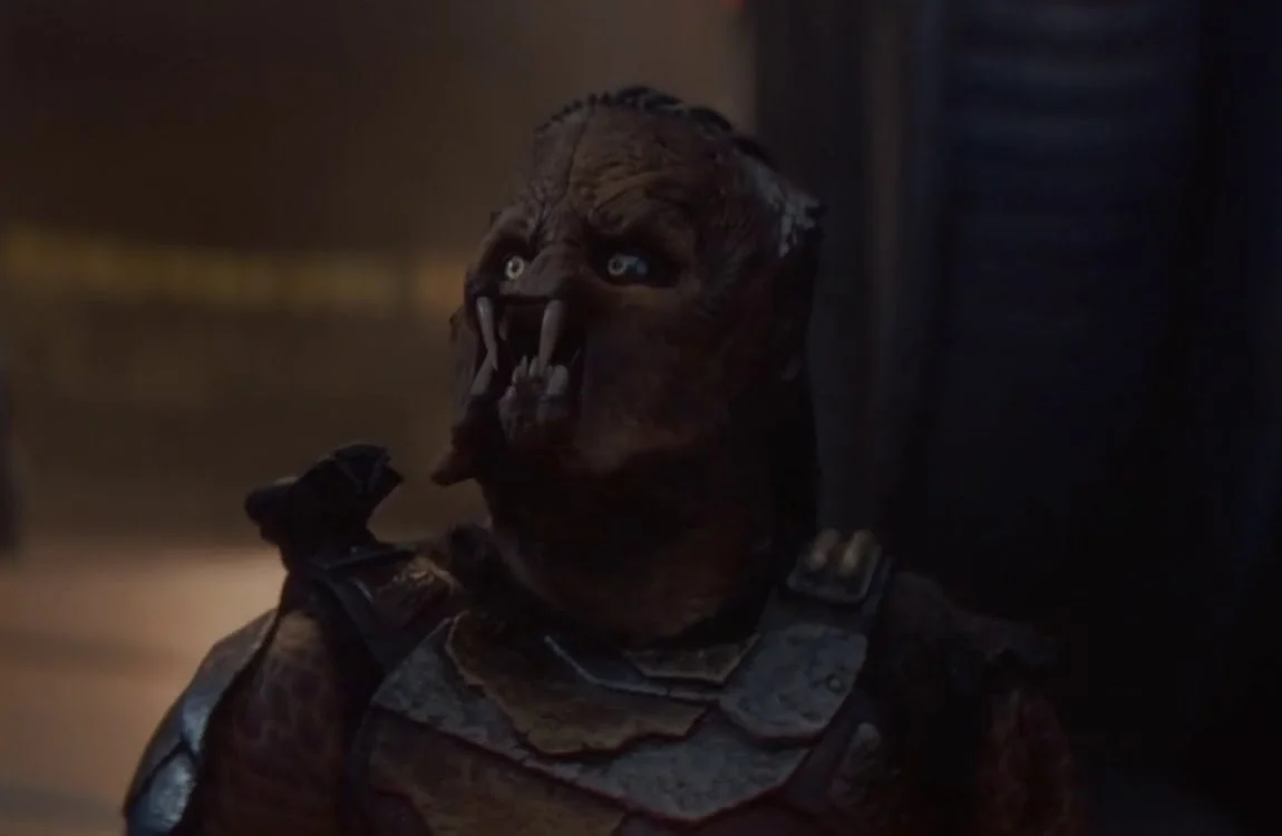 Dek, a Yautja runt from Predator: Badlands