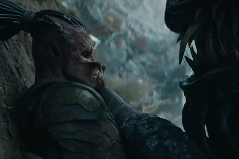 Dek Predator fails against the Kalisk in Predator: Badlands