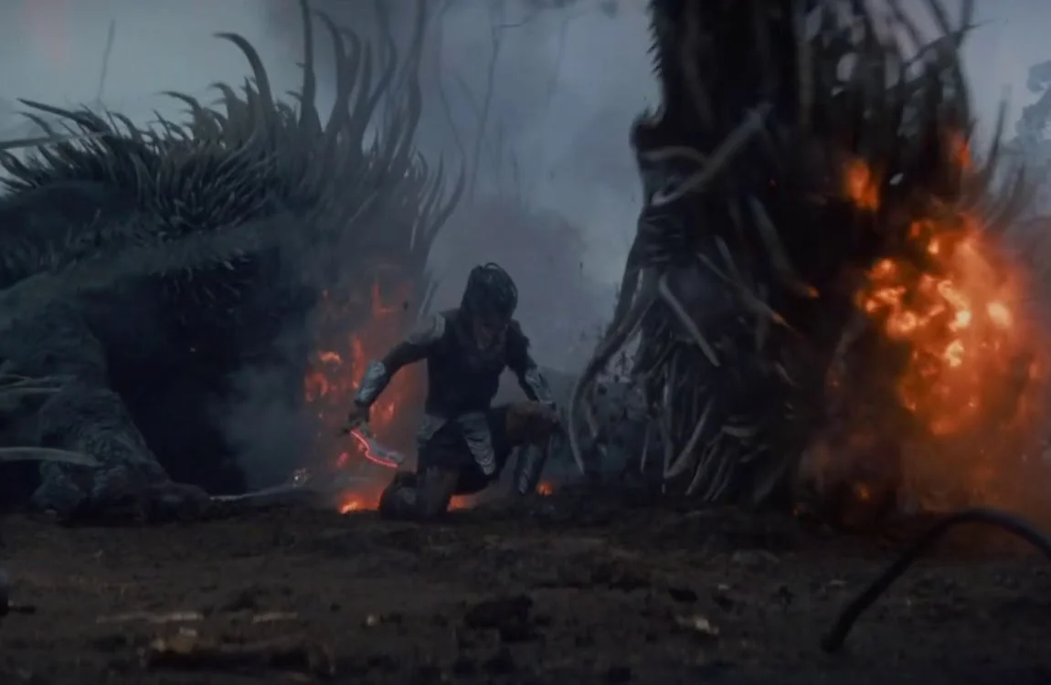 Dek Predator beheading the Kalisk in Predator: Badlands