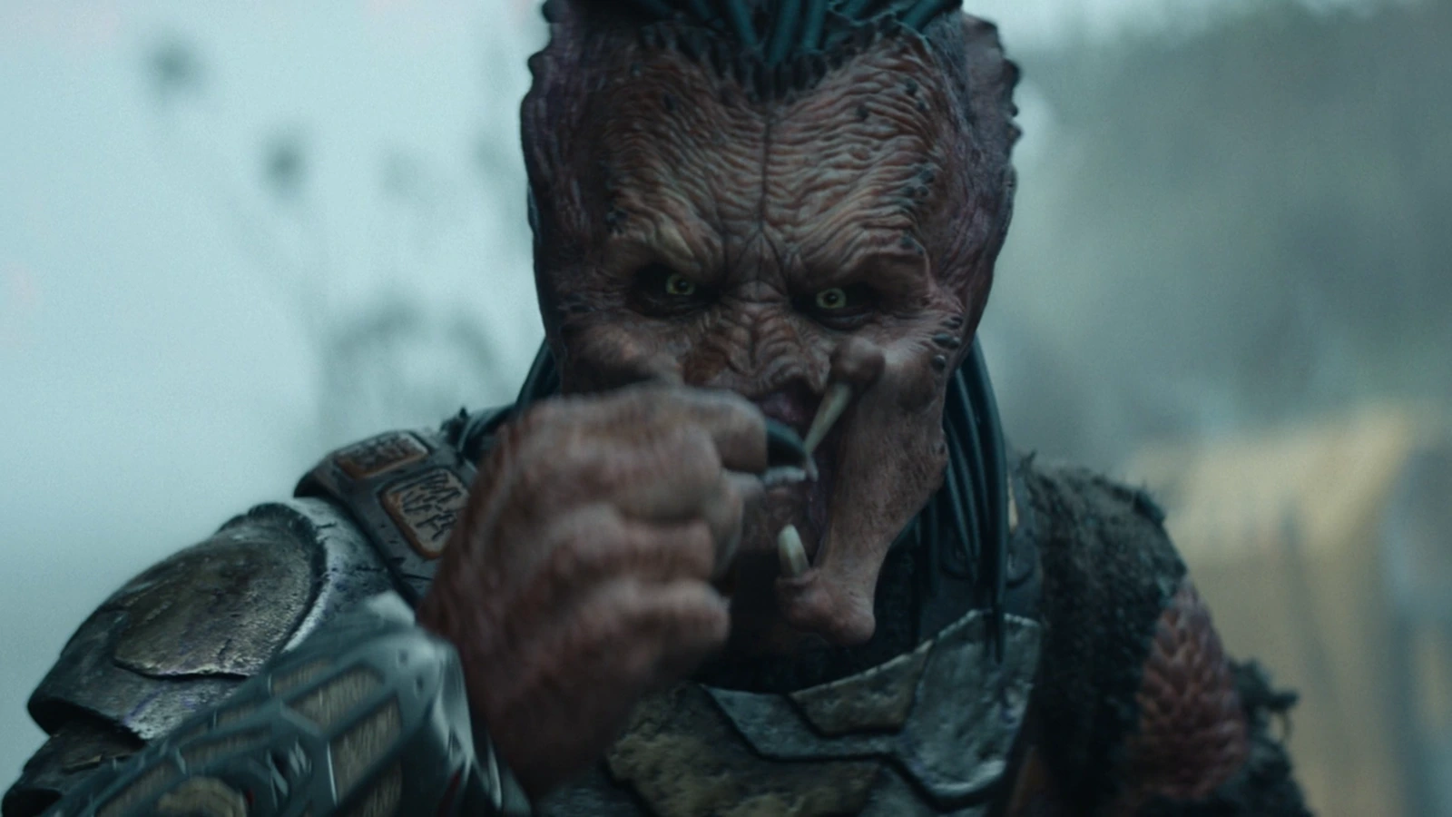 Dek Predator sniffing in Predator: Badlands