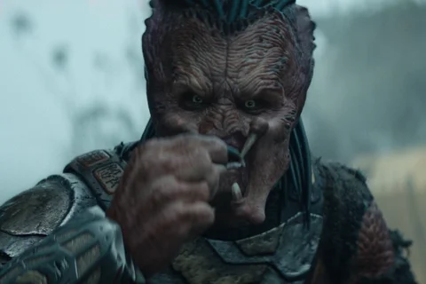 Dek Predator sniffing in Predator: Badlands