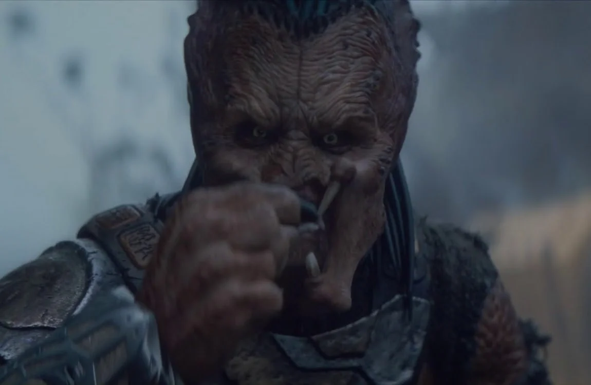Dek Predator sniffing in Predator: Badlands