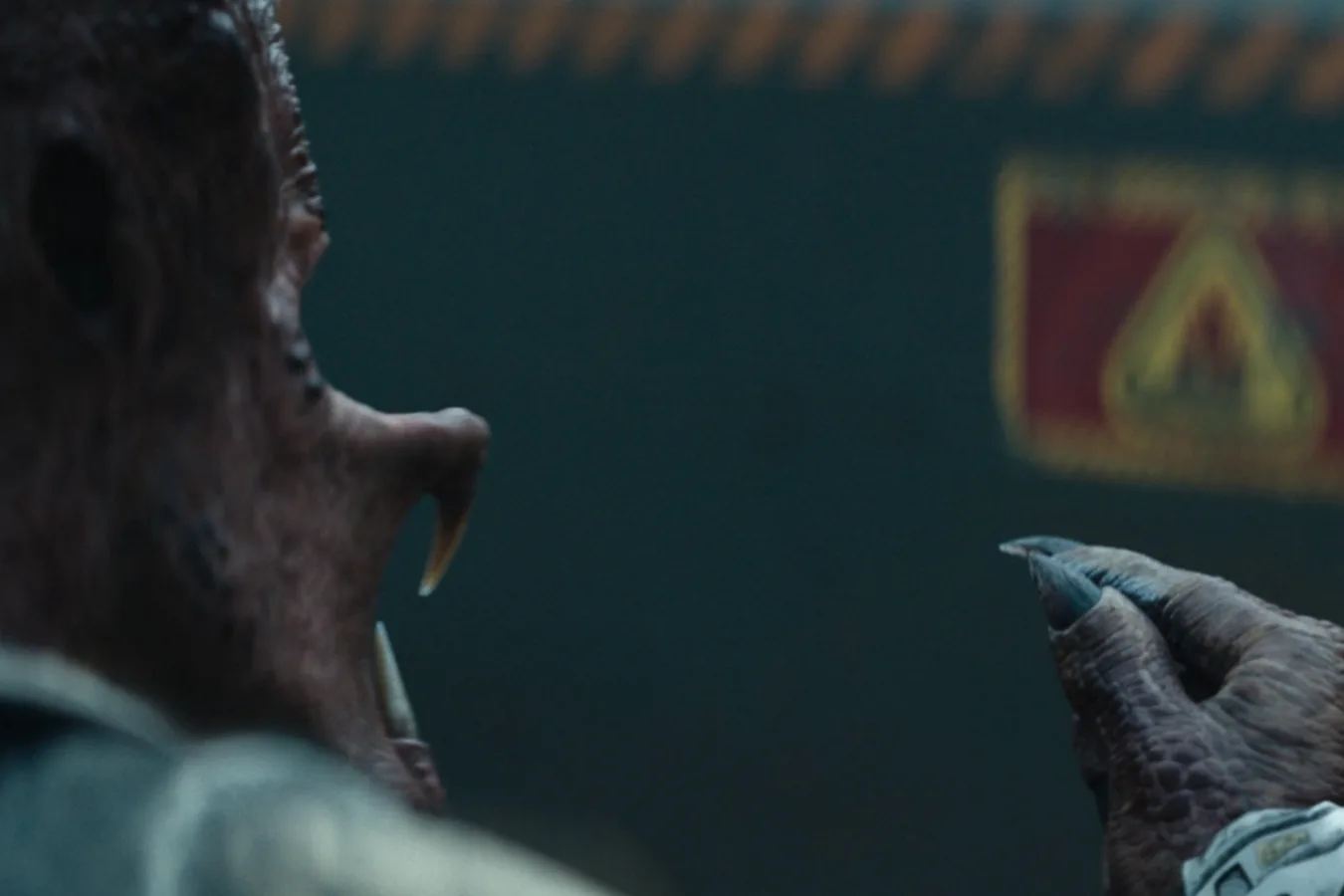 Dek Predator sniffing in Predator: Badlands